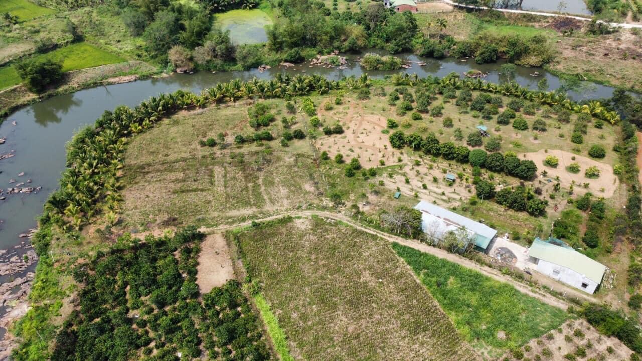 Bán đất 300m view suối 100m mặt tiền